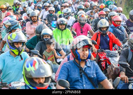 Dhaka, Bangladesch. 20. April 2023. Motorradfahrer stehen am 20. April 2023 in Munshiganj, Bangladesch, Schlange an, um die Maut für die Padma-Mehrzweckbrücke über den Fluss Padma zu zahlen, die die südlichen Gebiete des Landes mit der Hauptstadt Dhaka verbindet. Die Menschen fahren am Heimatbezirk der Hauptstadt Dhaka vorbei, um Eid-UL-Fitr mit ihrer Familie zu feiern. (Kreditbild: © Kazi Salahuddin via ZUMA Press Wire) NUR REDAKTIONELLE VERWENDUNG! Nicht für den kommerziellen GEBRAUCH! Stockfoto