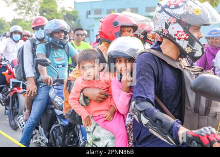 Dhaka, Bangladesch. 20. April 2023. Motorradfahrer stehen am 20. April 2023 in Munshiganj, Bangladesch, Schlange an, um die Maut für die Padma-Mehrzweckbrücke über den Fluss Padma zu zahlen, die die südlichen Gebiete des Landes mit der Hauptstadt Dhaka verbindet. Die Menschen fahren am Heimatbezirk der Hauptstadt Dhaka vorbei, um Eid-UL-Fitr mit ihrer Familie zu feiern. (Kreditbild: © Kazi Salahuddin via ZUMA Press Wire) NUR REDAKTIONELLE VERWENDUNG! Nicht für den kommerziellen GEBRAUCH! Stockfoto