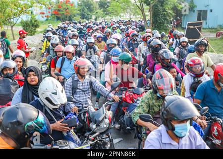 Dhaka, Bangladesch. 20. April 2023. Motorradfahrer stehen am 20. April 2023 in Munshiganj, Bangladesch, Schlange an, um die Maut für die Padma-Mehrzweckbrücke über den Fluss Padma zu zahlen, die die südlichen Gebiete des Landes mit der Hauptstadt Dhaka verbindet. Die Menschen fahren am Heimatbezirk der Hauptstadt Dhaka vorbei, um Eid-UL-Fitr mit ihrer Familie zu feiern. (Kreditbild: © Kazi Salahuddin via ZUMA Press Wire) NUR REDAKTIONELLE VERWENDUNG! Nicht für den kommerziellen GEBRAUCH! Stockfoto