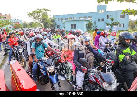 Dhaka, Bangladesch. 20. April 2023. Motorradfahrer stehen am 20. April 2023 in Munshiganj, Bangladesch, Schlange an, um die Maut für die Padma-Mehrzweckbrücke über den Fluss Padma zu zahlen, die die südlichen Gebiete des Landes mit der Hauptstadt Dhaka verbindet. Die Menschen fahren am Heimatbezirk der Hauptstadt Dhaka vorbei, um Eid-UL-Fitr mit ihrer Familie zu feiern. (Kreditbild: © Kazi Salahuddin via ZUMA Press Wire) NUR REDAKTIONELLE VERWENDUNG! Nicht für den kommerziellen GEBRAUCH! Stockfoto