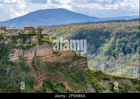 Detail der Brücke, die zum sterbenden Dorf Civita di Bagnoregio, Italien führt Stockfoto