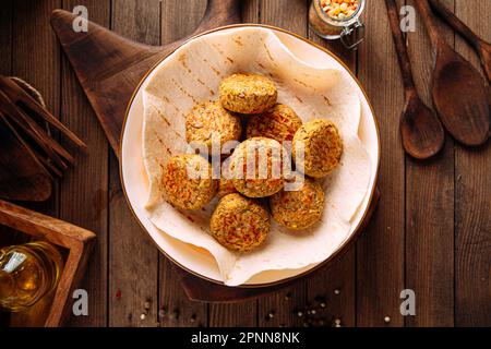 Portion frischer vegetarischer Falafel mit Pita Stockfoto