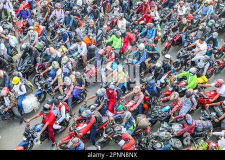 Dhaka, Bangladesch. 20. April 2023. Motorradfahrer stehen am 20. April 2023 in Munshiganj, Bangladesch, Schlange an, um die Maut für die Padma-Mehrzweckbrücke über den Fluss Padma zu zahlen, die die südlichen Gebiete des Landes mit der Hauptstadt Dhaka verbindet. Die Menschen fahren am Heimatbezirk der Hauptstadt Dhaka vorbei, um Eid-UL-Fitr mit ihrer Familie zu feiern. (Kreditbild: © Kazi Salahuddin via ZUMA Press Wire) NUR REDAKTIONELLE VERWENDUNG! Nicht für den kommerziellen GEBRAUCH! Stockfoto