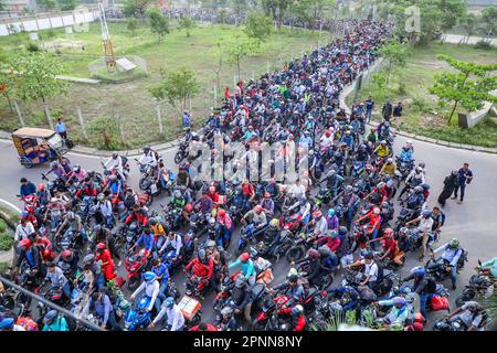 Dhaka, Bangladesch. 20. April 2023. Motorradfahrer stehen am 20. April 2023 in Munshiganj, Bangladesch, Schlange an, um die Maut für die Padma-Mehrzweckbrücke über den Fluss Padma zu zahlen, die die südlichen Gebiete des Landes mit der Hauptstadt Dhaka verbindet. Die Menschen fahren am Heimatbezirk der Hauptstadt Dhaka vorbei, um Eid-UL-Fitr mit ihrer Familie zu feiern. (Kreditbild: © Kazi Salahuddin via ZUMA Press Wire) NUR REDAKTIONELLE VERWENDUNG! Nicht für den kommerziellen GEBRAUCH! Stockfoto