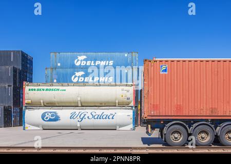 Eisenbahnhof mit Tanks und Containern an einem Lkw-Anhänger Stockfoto