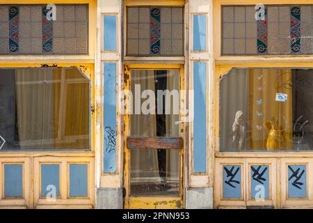 Vor einem verlassenen Laden an der Chaussée de Wavre in Brüssel. Stockfoto