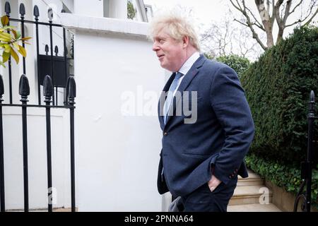 Der ehemalige britische Premierminister Boris Johnson verlässt heute Morgen sein Haus in London. Er hat das Privilegien-Komitee aufgefordert, Beweise für seine Anwälte zu veröffentlichen Stockfoto