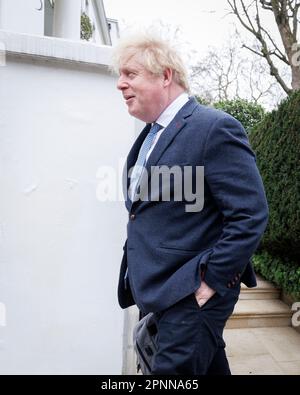 Der ehemalige britische Premierminister Boris Johnson verlässt heute Morgen sein Haus in London. Er hat das Privilegien-Komitee aufgefordert, Beweise für seine Anwälte zu veröffentlichen Stockfoto
