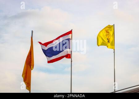 Nationale thailändische Flagge und buddhistische Flaggen im Hintergrund von Bangkok, Goldener Mount-Tempel (Wat Saket), Thailand. Stockfoto