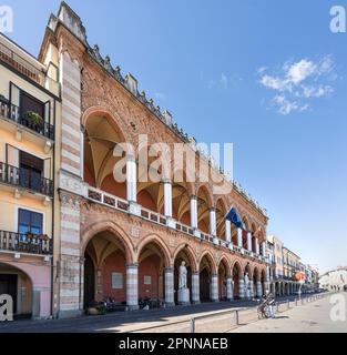 Padua, Italien. April 2023. Panoramablick auf den Palast und die Amulea Loggia im Stadtzentrum Stockfoto