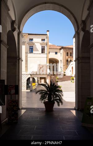 Padua, Italien. April 2023. Padua, Italien. April 2023. Blick auf die Eingangshalle des Palazzo Moroni, Sitz der Gemeinde Padua Stockfoto