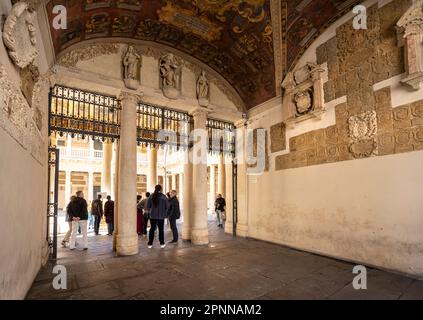 Padua, Italien. April 2023. Blick auf den Eingang zum Palazzo Bo, Sitz der Universität von Padua Stockfoto