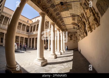Padua, Italien. April 2023. Blick auf den Innenhof des Palazzo Bo, Sitz der Universität von Padua Stockfoto