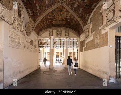 Padua, Italien. April 2023. Blick auf den Eingang zum Palazzo Bo, Sitz der Universität von Padua Stockfoto