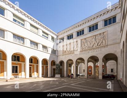 Padua, Italien. April 2023. Blick auf den Innenhof des Palazzo Bo, Sitz der Universität von Padua Stockfoto