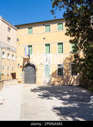 Padua, Italien. April 2023. Außenansicht des historischen Bibliotheksgebäudes mit Medizin und Botanik im Stadtzentrum Stockfoto