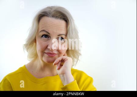 Nahaufnahme Foto einer erstaunlichen kurzen Frisur Lady, die nach oben schaut leer Raum tief denkende kreative Person Arm am Kinn tragen Freizeit grün Rollkragenpullover isolierter gelber Hintergrund. Hochwertiges Foto Stockfoto