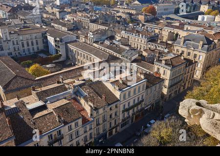 Traditionelle Gebäude, Fassaden und Dächer im Stadtzentrum von Bordeaux. Frankreich Stockfoto