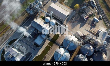 Kornelevator. Granary. Kornelevator mit großer Metallkonstruktion. Lagereinrichtung für Getreide. Draufsicht. Kornspeicher. Silos. Metallhangar für Müsli. Ein modernes neues Aufzugswerk. Agrarindustrie Stockfoto