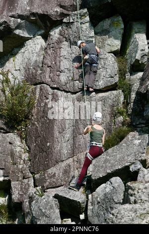 Zwei unerschrockene Bergsteiger in Fosse Arthour, Saint Georges De Rouelley, Normandy, North West Cosmetics Ltd, Europa, Mittwoch, 19. April 2023 Stockfoto