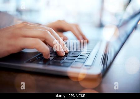 Hände tippen, Mann und Laptop am Schreibtisch mit Internetrecherche zum Schreiben von Online-Artikeln für Nachrichten aus sozialen Medien. Remote-Arbeit, freiberuflicher Autor und Blog Stockfoto