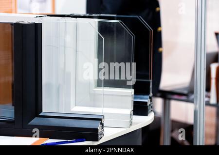 PVC-Querschnittsfenster mit Dreifachglas. Stockfoto