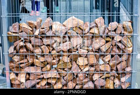 Mit Steinen gefülltes Metallgeflecht. Stockfoto