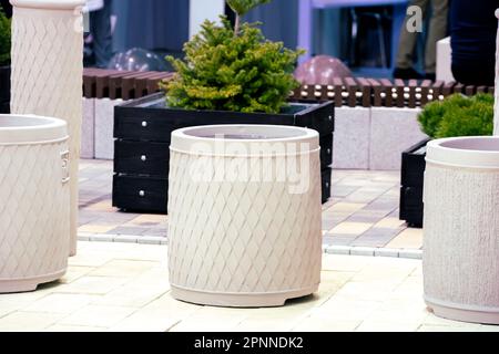 Blume zylindrischer Beton leer grau. Stockfoto