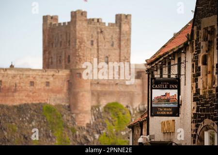 Bamburgh Castle und Castle Inn, Northumberland Stockfoto