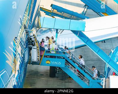 Passagiere, die in einen Vietnam Airlines Airbus A350 am Noi Bai International Airport (NIA), dem Hauptflughafen von Hanoi, der Hauptstadt von Vietnam, einsteigen. Stockfoto