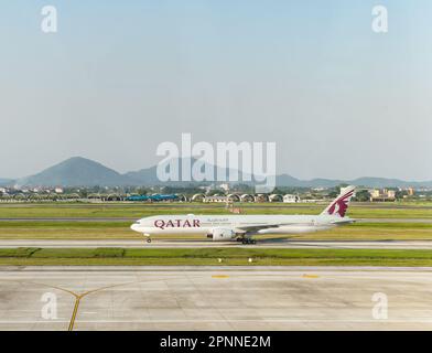 Qatar Airway Boeing 777-300 Taxifahren am Noi Bai International Airport (NIA), dem Hauptflughafen von Hanoi, der Hauptstadt von Vietnam. Vietnam Airlines Airbus Stockfoto