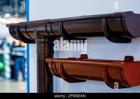 Dachabflusssystem aus Kunststoff Plastic Siding Soffits und Traufe. Stockfoto