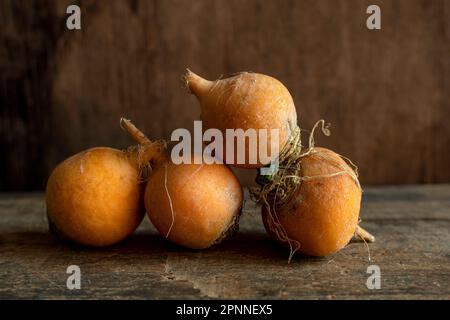 Gruppe von frischen, orangen Rüben auf einem rustikalen Holztisch Stockfoto