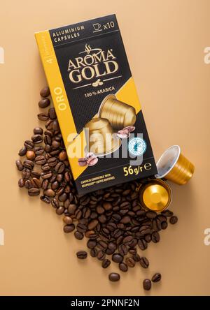 LONDON, Großbritannien - 20. DEZEMBER 2022: Aroma Gold arabica Aluminiumkapseln für Kaffeemaschine mit rohen Bohnen.Draufsicht Stockfoto