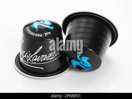 LONDON, Großbritannien - 23. NOVEMBER 2022: Espresso-Kaffeekapseln von Lavazza für Nespresso-Maschine auf Weiß. Stockfoto