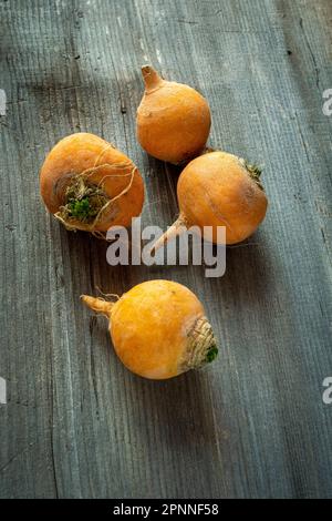 Gruppe von frischen, orangen Rüben auf einem rustikalen Holztisch Stockfoto