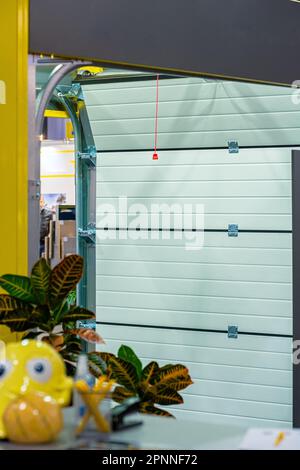 Automatische geteilte Garagentore aus Metall. Stockfoto