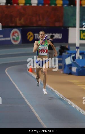 ISTANBUL, TÜRKEI - 05. MÄRZ 2022: Anita Horvat läuft 4x400-Meter-Staffel während der Balkan Athletics Indoor Championships in der Atakoy Athletics Arena Stockfoto