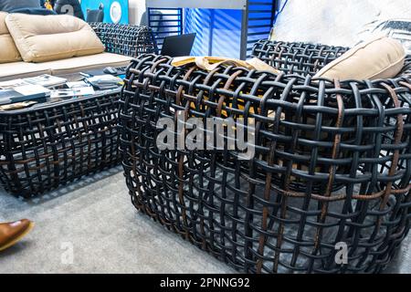 Metallrahmenmöbel. Sessel aus Metallstangen. Stockfoto