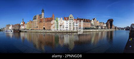 Blick auf Danzig, Blick über den Fluss Motlau bis zur Altstadt mit langer Brücke, Lady's Gate und Kranentor, dem berühmtesten Wahrzeichen, Panoramablick Stockfoto