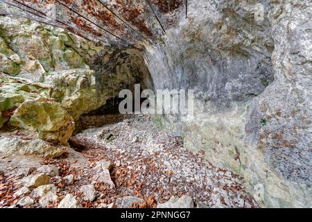 Eiszeithoch Geissenkloesterle im Achtaler Tal, wo wichtige archäologische Ausgrabungen aus der Aurignazienzeit stattfanden, ist Ausgrabungsstätte Stockfoto