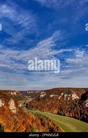 Blick von Eichfelsen hinunter in das Donautal, Schloss Werenwag auf der linken Seite, Herbstwald im Naturpark der oberen Donau in der Schwäbischen Alb Stockfoto
