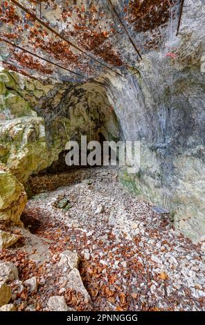 Eiszeithoch Geissenkloesterle im Achtaler Tal, wo wichtige archäologische Ausgrabungen aus der Aurignazienzeit stattfanden, ist Ausgrabungsstätte Stockfoto