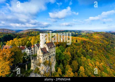 Schloss Lichtenstein, Märchenschloss an der Schwäbischen Alb im Stil der Geschichte, Herbstwald, Drohnenfoto, Honau, Liechtenstein, Gomadingen Stockfoto