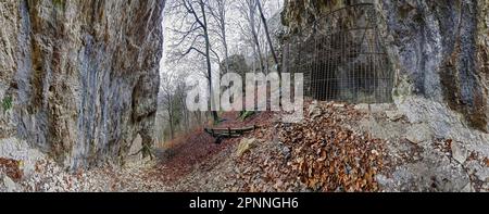 Eiszeithoch Geissenkloesterle im Achtaler Tal, wo wichtige archäologische Ausgrabungen aus der Aurignazienzeit stattfanden, ist Ausgrabungsstätte Stockfoto