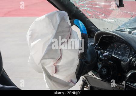 Airbag explodierte bei einem Autounfall Stockfoto