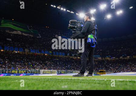 Mailand, Italien. 19. April 2023. TV-Crew mit Steadicam während der UEFA Champions League, Viertelfinale, 2.-Bein-Fußballspiel zwischen FC Internazionale und SL Benfica am 19. April 2023 im Giuseppe Meazza Stadion in Mailand, Italien - Photo Morgese-Rossini/DPPI Credit: DPPI Media/Alamy Live News Stockfoto