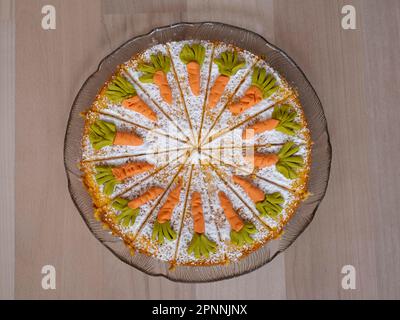 Hausgemachter Karottenkuchen auf einer Glasplatte Stockfoto