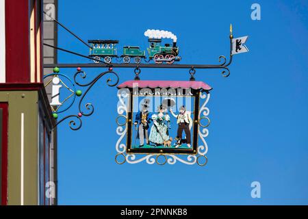 Nasenschild im Biedermeier-Stil, Blick auf das Dorf Appenzell, Kanton Appenzell Innerrhoden, Schweiz Stockfoto