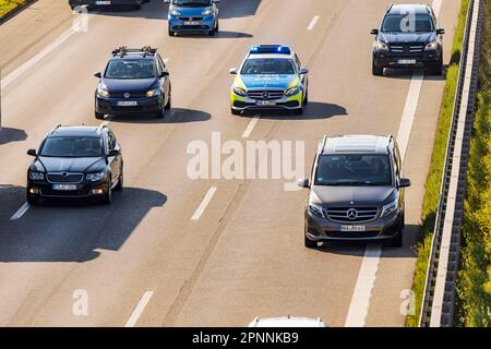 Verkehr mit Stau auf der Autobahn, ein Polizeifahrzeug, das auf der Notspur fährt, Stuttgart, Baden-Württemberg, Deutschland Stockfoto